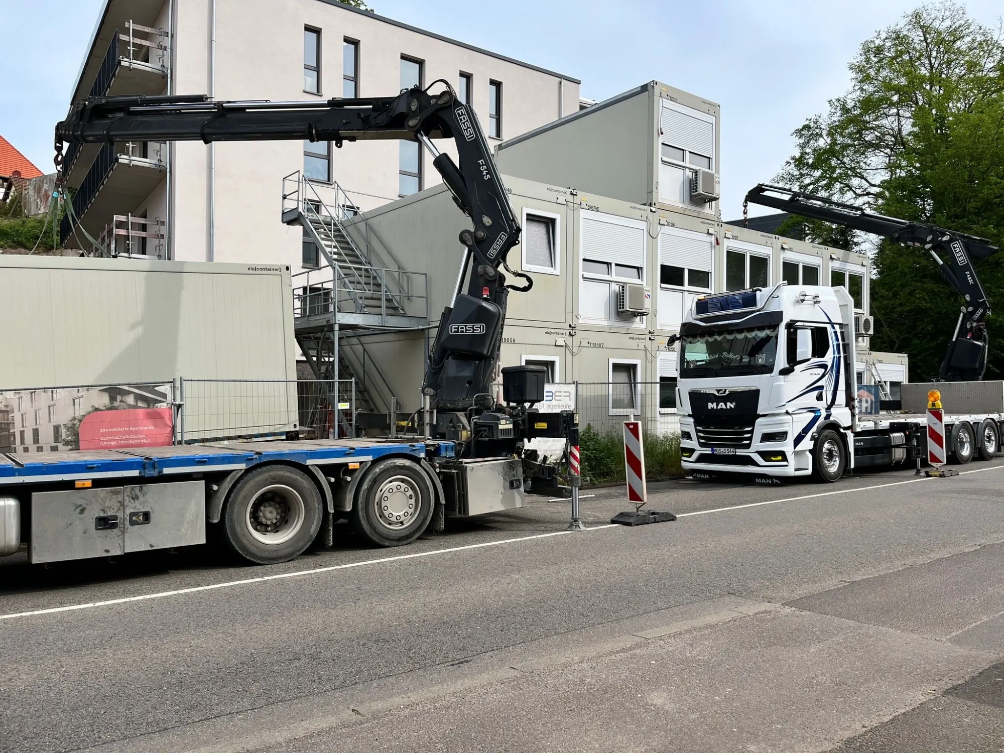9F71BE0C-09E2-4BAC-995A-6A9B3E17EF47 LKW mit Ladekran der SLS Transport AG beim Containertransport in der Region