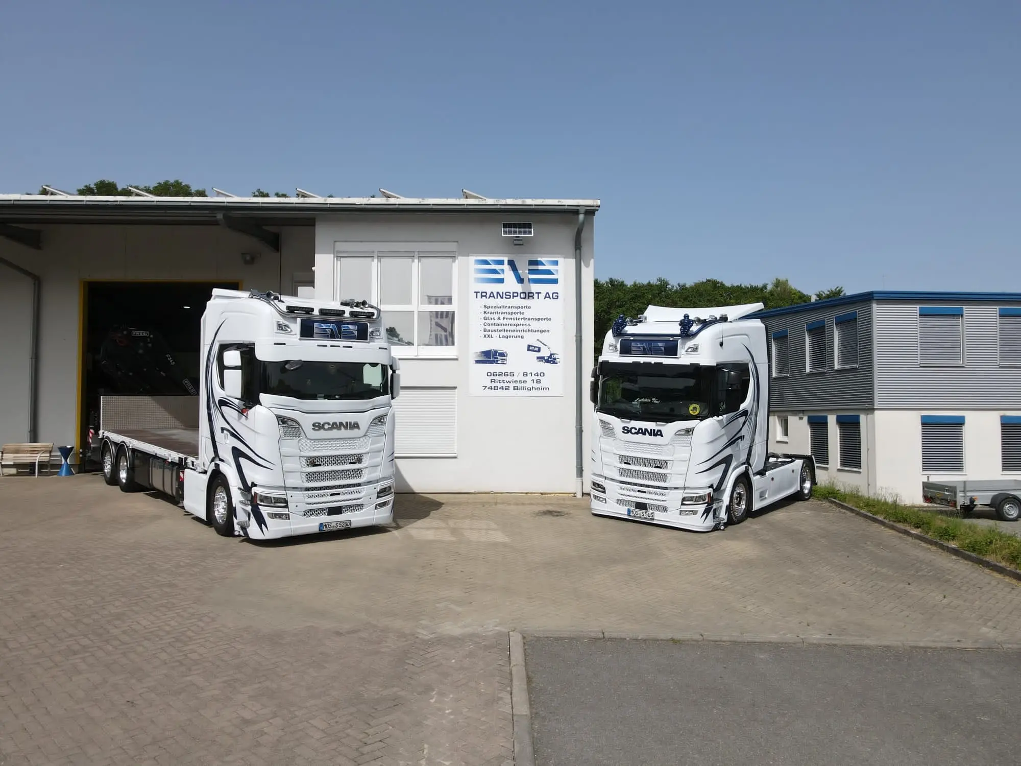 Büro 2 Transportfahrzeuge der SLS Transport AG vor dem Büro- und Betriebsgebäude in Billigheim