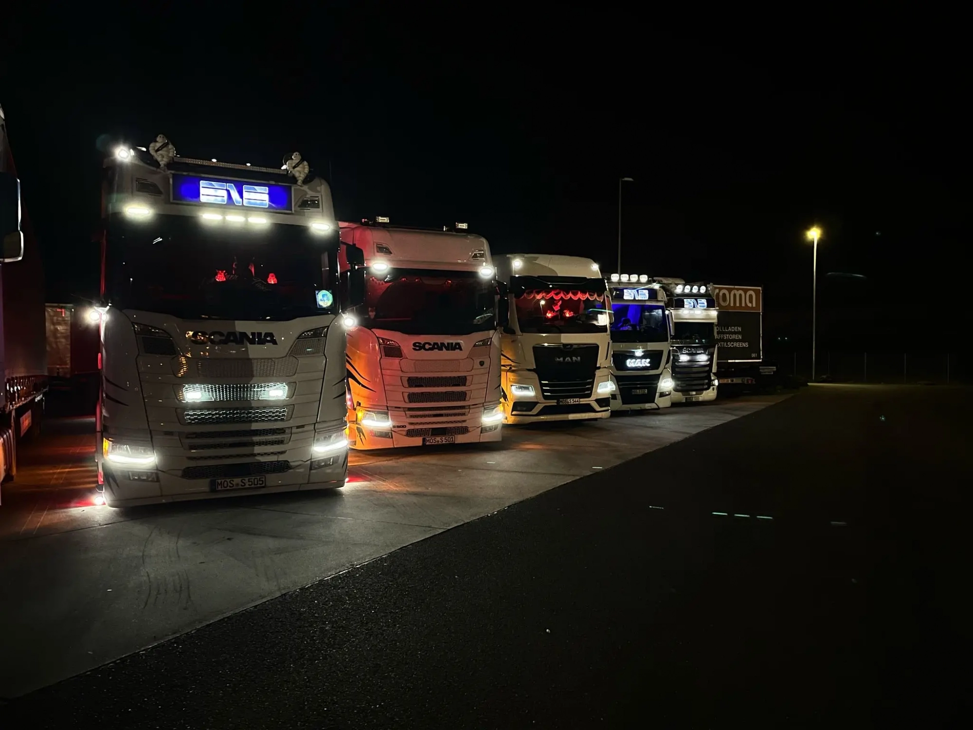 985ba70f-08d0-4b18-a538-7e96a55b0ae5 LKW-Transportflotte der SLS Transport AG bei Nacht im Einsatz